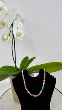 Cargar imagen en el visor de la galería, Collar Multicolor Corto con Dije