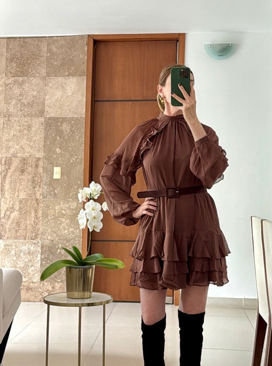 Vestido Corto Café de Manga Larga y Volantes