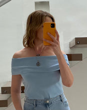 Cargar imagen en el visor de la galería, Blusa azul de hombros descubiertos de punto para mujer