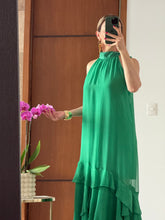 Cargar imagen en el visor de la galería, Vestido Verde con Escote Halter y Olanes