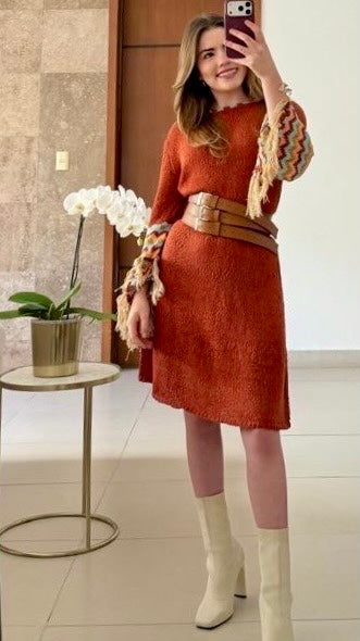 Vestido de Manga Larga y Acampanada con Flecos