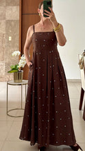 Cargar imagen en el visor de la galería, Vestido largo chocolate con lunares, vista de detalle