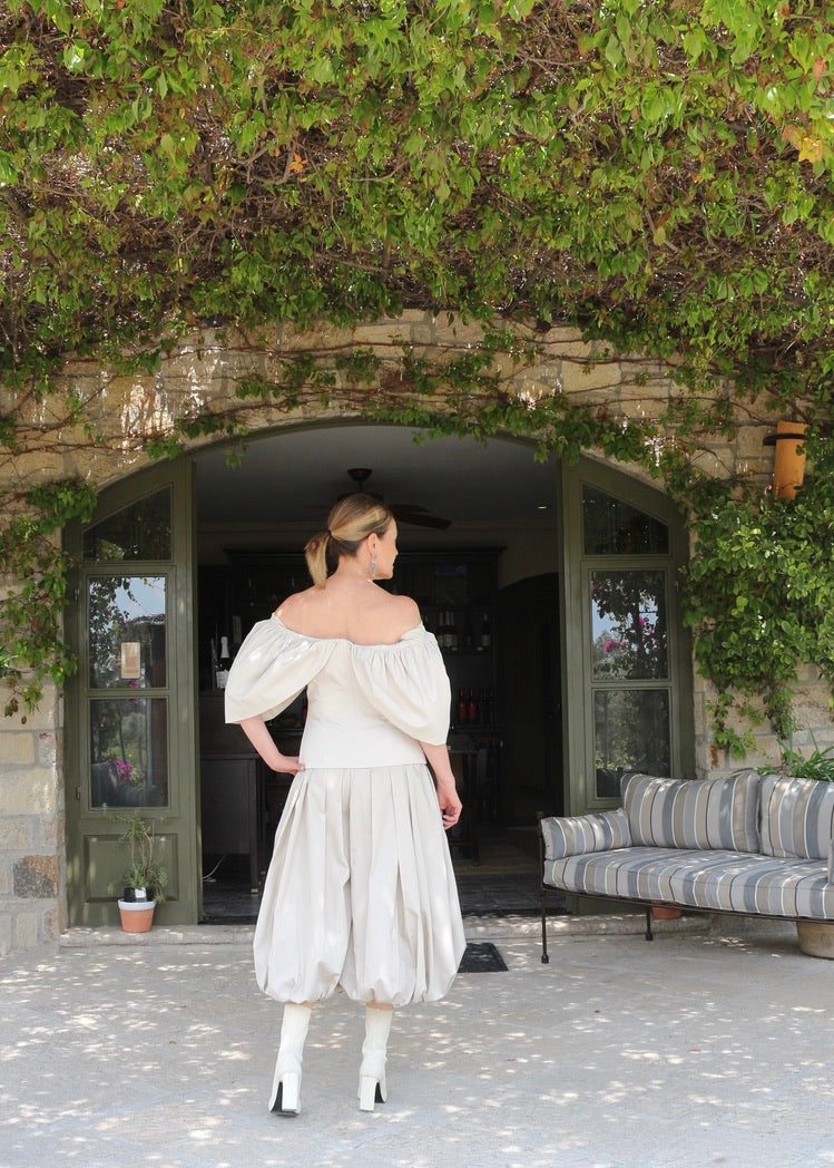 Blusa beige de hombros descubiertos y mangas abullonadas, vista de detalle