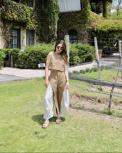 Cargar imagen en el visor de la galería, Set de pantalón con sobrepantalón camel, vista frontal