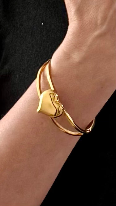 Brazalete Dorado Rígido con Corazón Centrado
