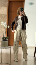 Cargar imagen en el visor de la galería, Pantalón recto crema con animal print, vista trasera