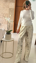 Cargar imagen en el visor de la galería, Pantalón recto crema con animal print para mujer