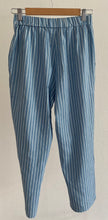 Cargar imagen en el visor de la galería, Pantalón de rayas azul, vista de detalle