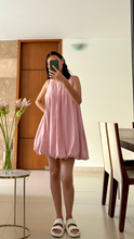 Cargar imagen en el visor de la galería, Vestido globo rosa con lunares, vista de detalle