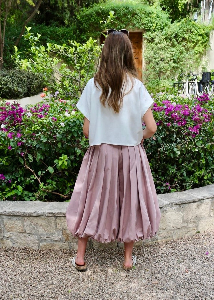 Pantalón midi corte globo con pliegues, vista de detalle