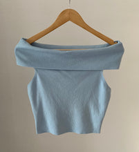 Cargar imagen en el visor de la galería, Blusa azul de hombros descubiertos, vista de detalle
