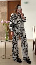 Cargar imagen en el visor de la galería, Set Zebra de Camisa y Pantalón Fluido