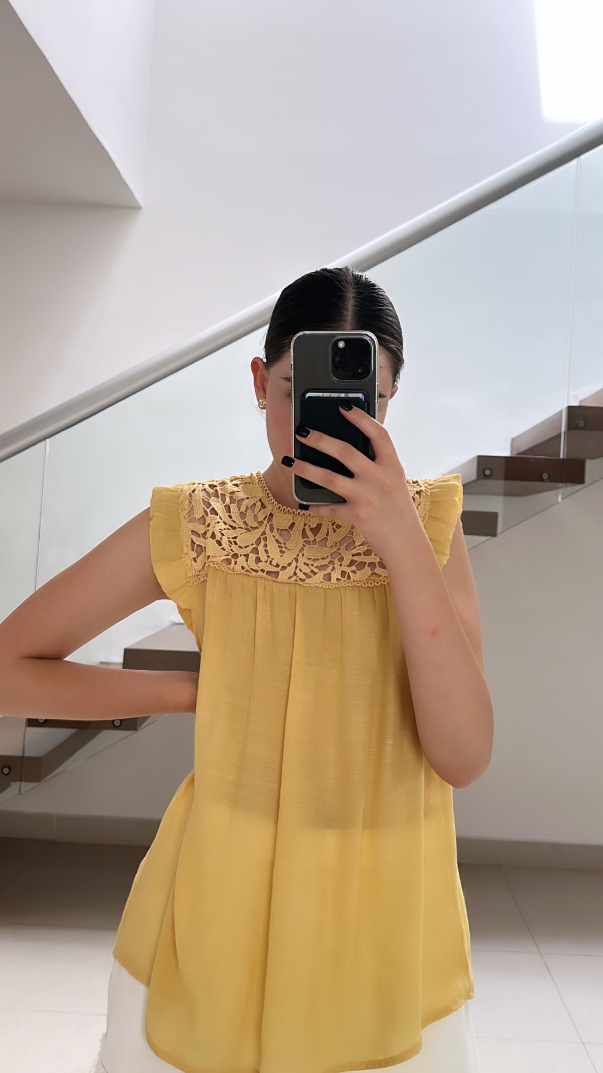 Blusa mostaza con pechera de encaje, vista de detalle