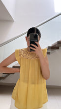 Cargar imagen en el visor de la galería, Blusa mostaza con pechera de encaje, vista de detalle