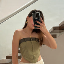 Cargar imagen en el visor de la galería, Top strapless verde militar estilo denim, vista de detalle