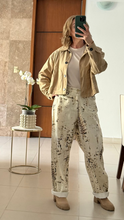 Cargar imagen en el visor de la galería, Pantalón recto crema con animal print, vista de detalle