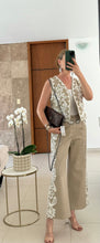 Cargar imagen en el visor de la galería, Chaleco beige con bordado de flores blancas para mujer