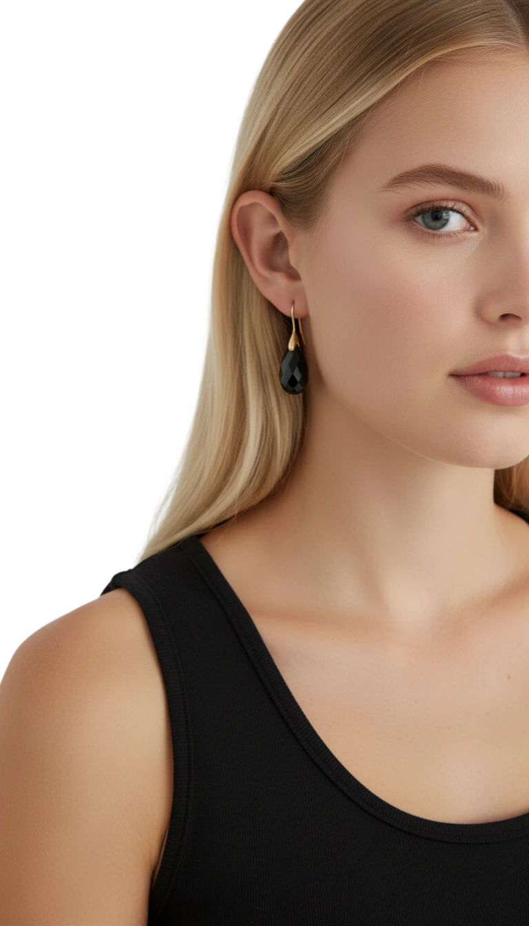 Aretes Borough de ErikaRivas con piedra negra en forma de gota y gancho de oro puestos en una modelo