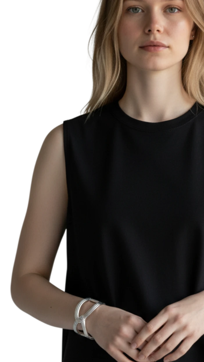 Brazalete Fiocco de ErikaRivas en plata con diseño de nudo minimalista lucido por una modelo con camiseta negra