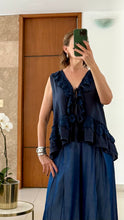 Cargar imagen en el visor de la galería, Blusa Marina con Volantes y Crochet
