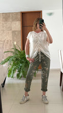 Cargar imagen en el visor de la galería, Jogger verde olivo con estampado floral, vista de detalle
