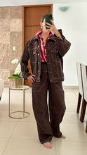 Cargar imagen en el visor de la galería, Set chocolate de chamarra y pantalón de mezclilla, vista de detalle
