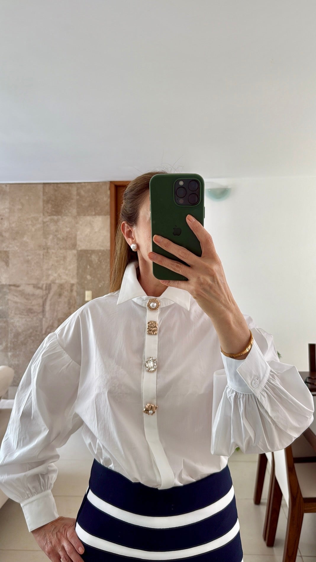 Camisa Blanca con Manga Globo y Botones Decorativos
