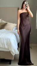 Cargar imagen en el visor de la galería, Vestido Chocolate con Capa Removible
