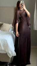 Cargar imagen en el visor de la galería, Vestido Chocolate con Capa Removible
