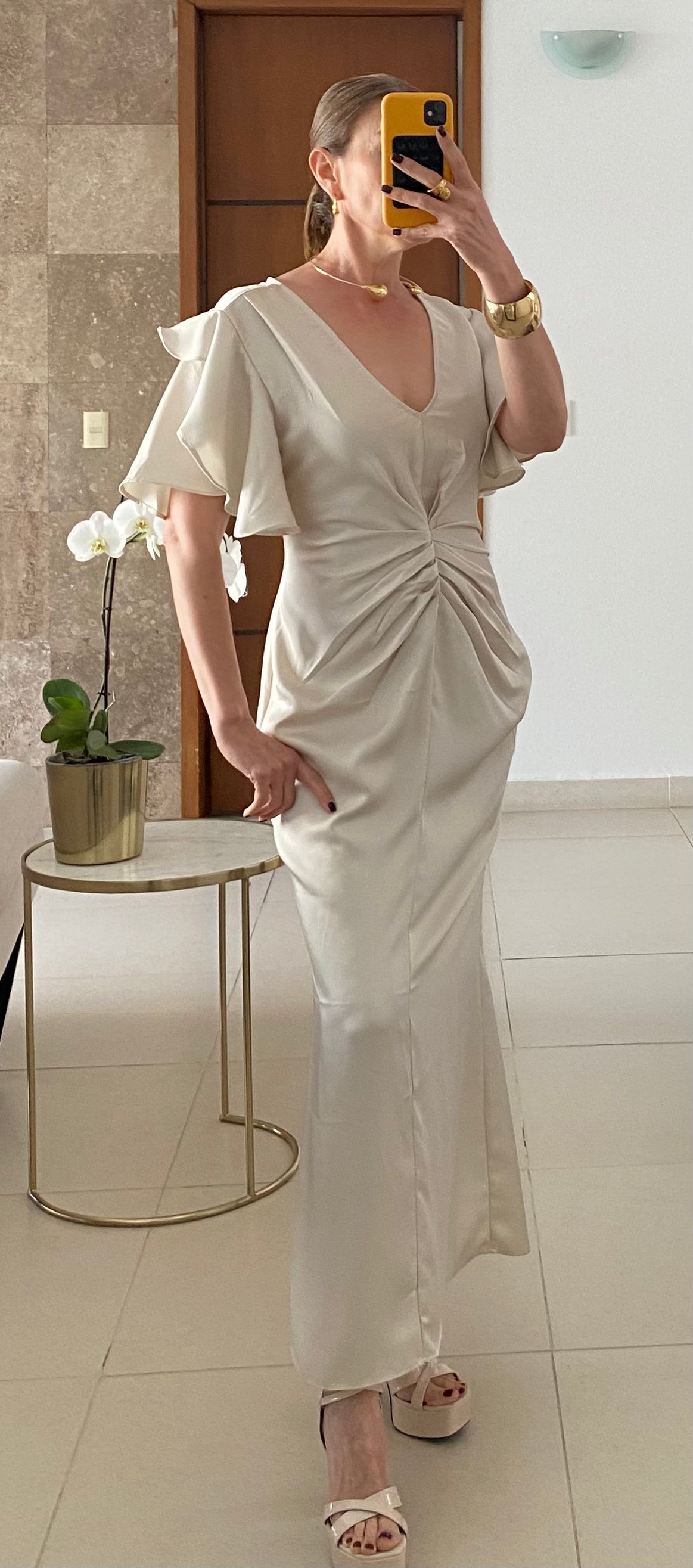 Vestido largo satinado champán con mangas de olán para mujer