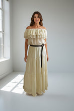 Cargar imagen en el visor de la galería, Blusa Crema Off-Shoulder con Olanes
