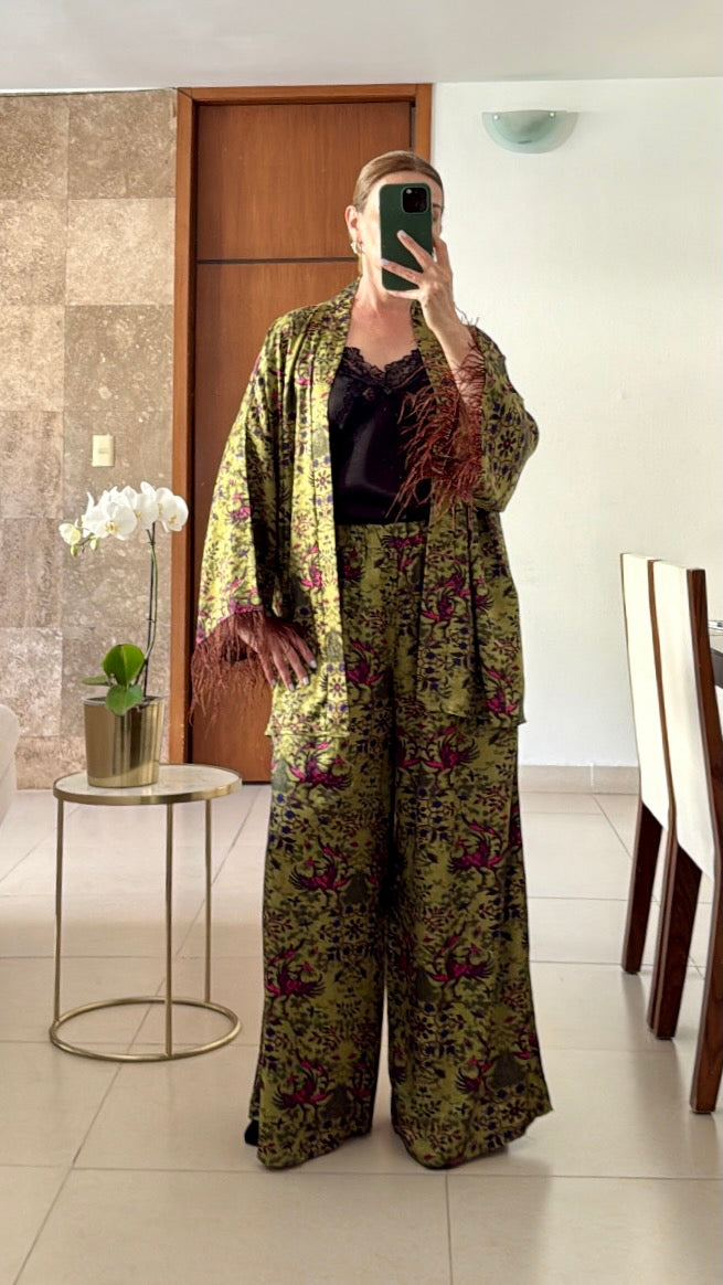 Set Verde Oliva Estampado con Detalles de Plumas