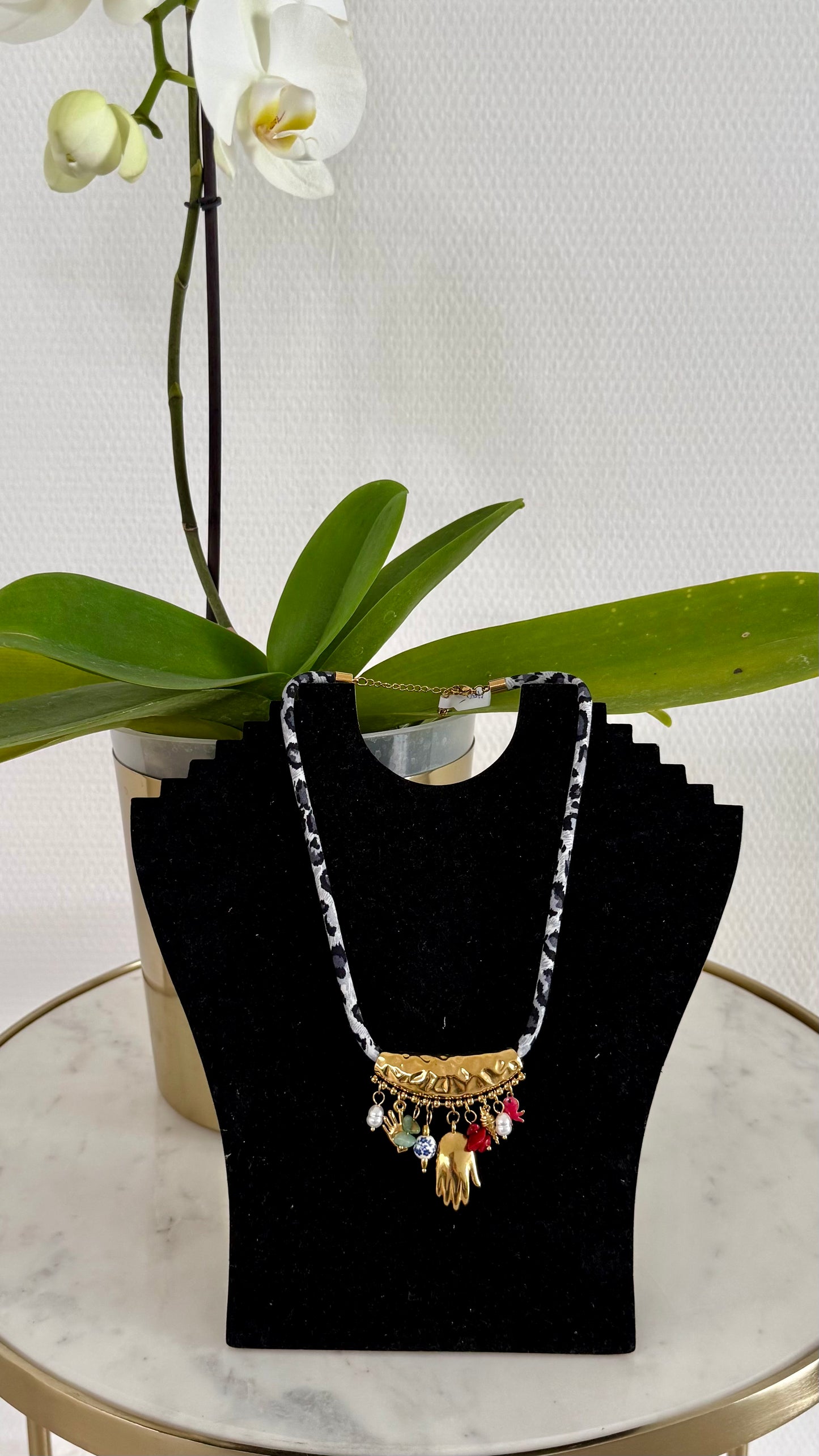 Collar con Cordón Estampado y Charms Dorados