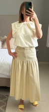 Cargar imagen en el visor de la galería, Blusa Crema con Moño al Cuello
