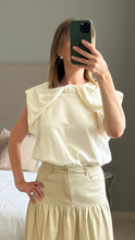 Cargar imagen en el visor de la galería, Blusa Crema con Moño al Cuello
