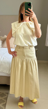 Cargar imagen en el visor de la galería, Falda Midi Amarillo Pastel con Bolsillos
