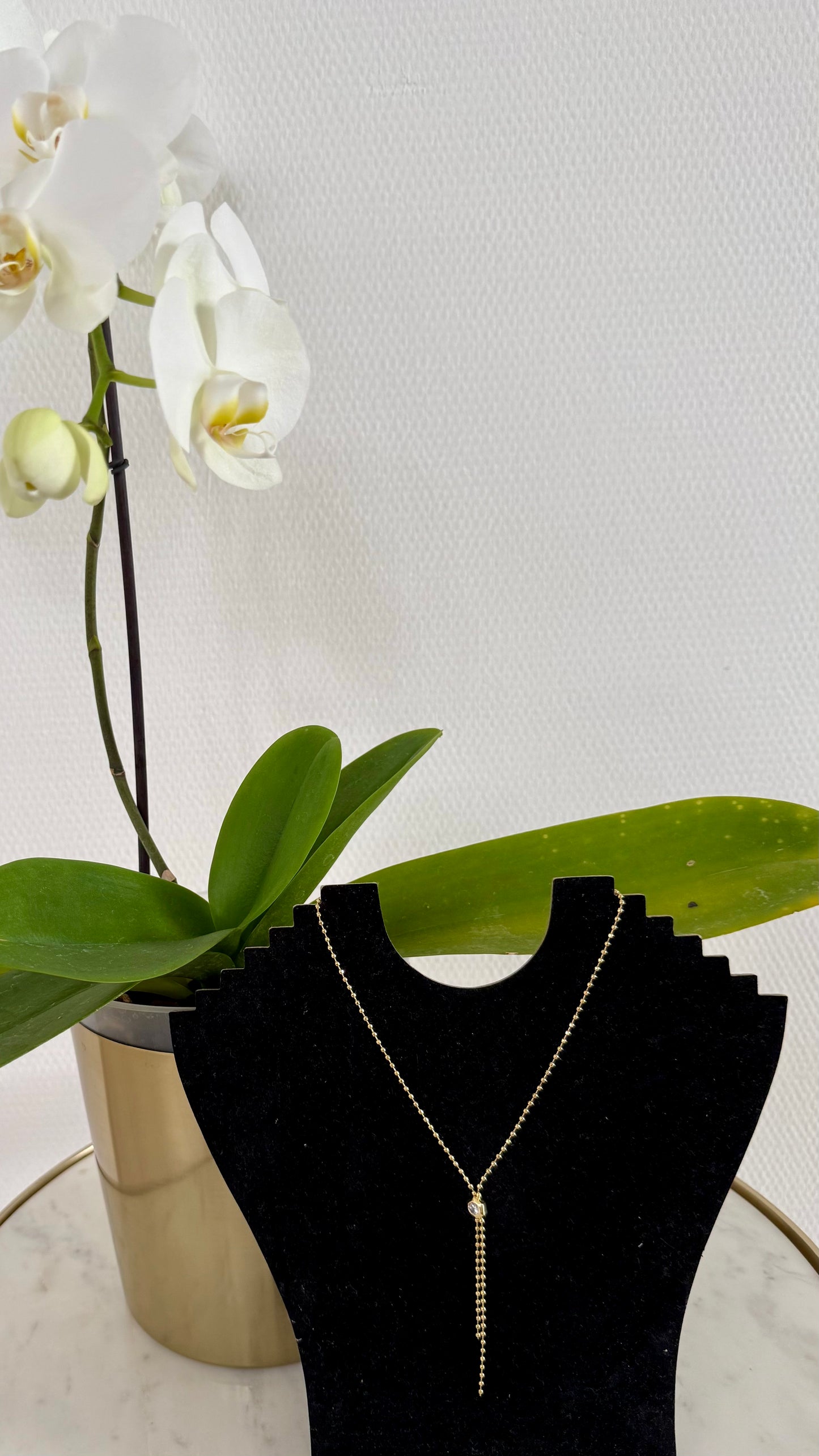 Collar Dorado Corto Estilo Corbatero