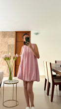 Cargar imagen en el visor de la galería, Vestido globo rosa con lunares blancos para mujer

