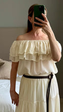 Cargar imagen en el visor de la galería, Blusa Crema Off-Shoulder con Volantes
