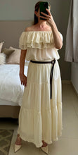 Cargar imagen en el visor de la galería, Blusa Crema Off-Shoulder con Volantes
