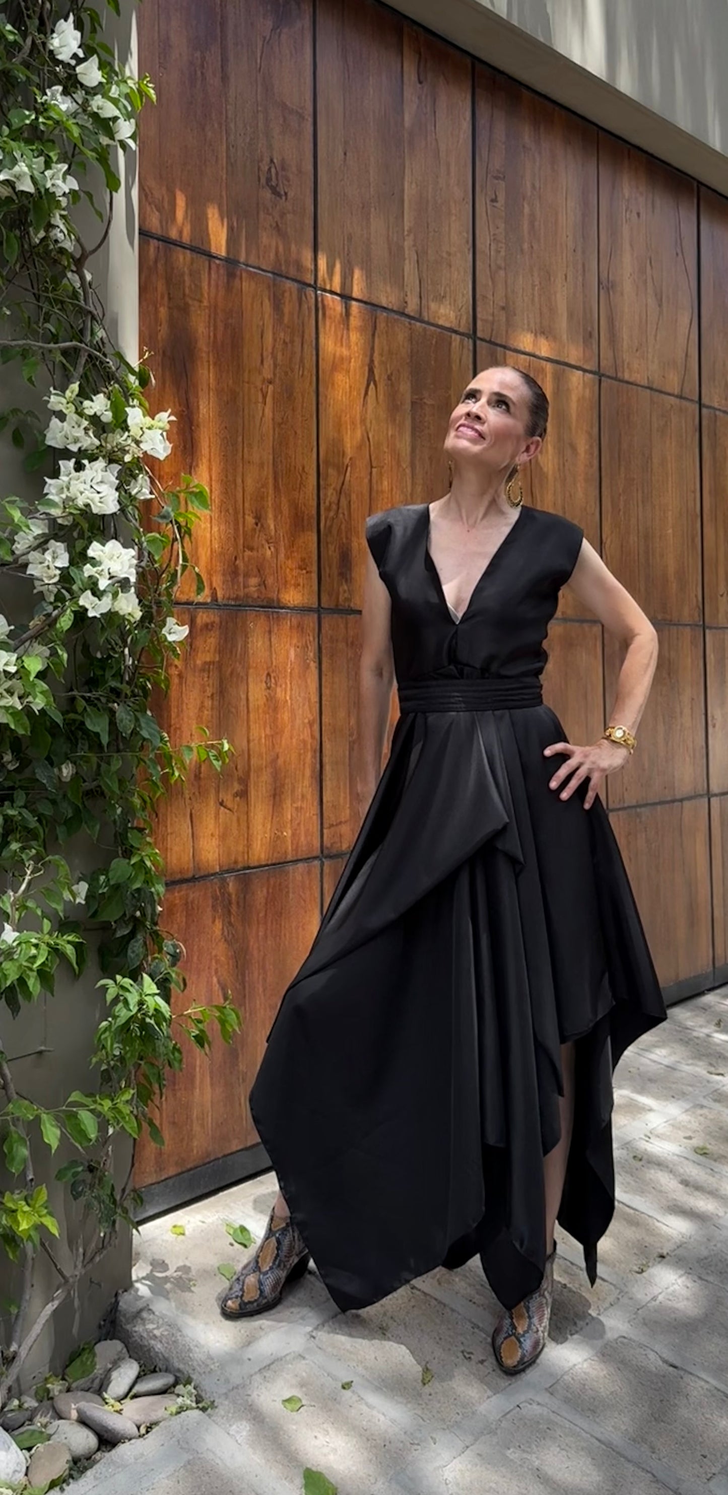Vestido de gala asimétrico satinado en negro y camel para mujer