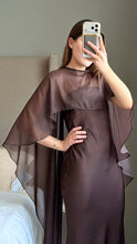 Cargar imagen en el visor de la galería, Vestido Chocolate con Capa Removible
