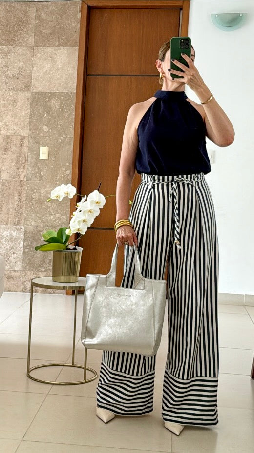 Jumpsuit azul marino de cuello halter, vista trasera