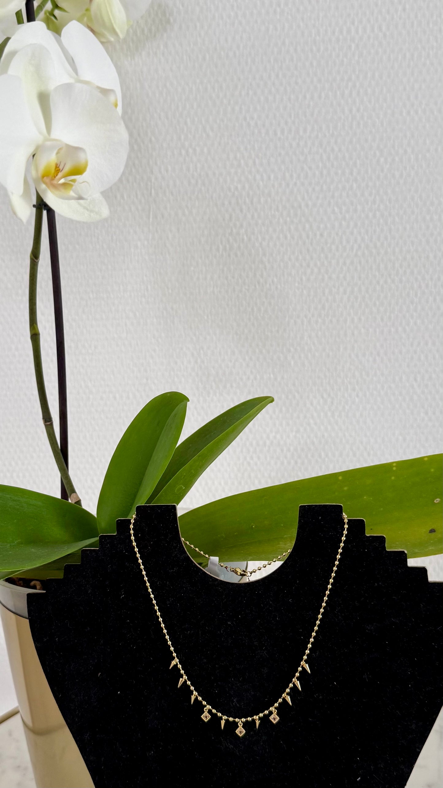 Collar Dorado Delgado con Dijes Pequeños