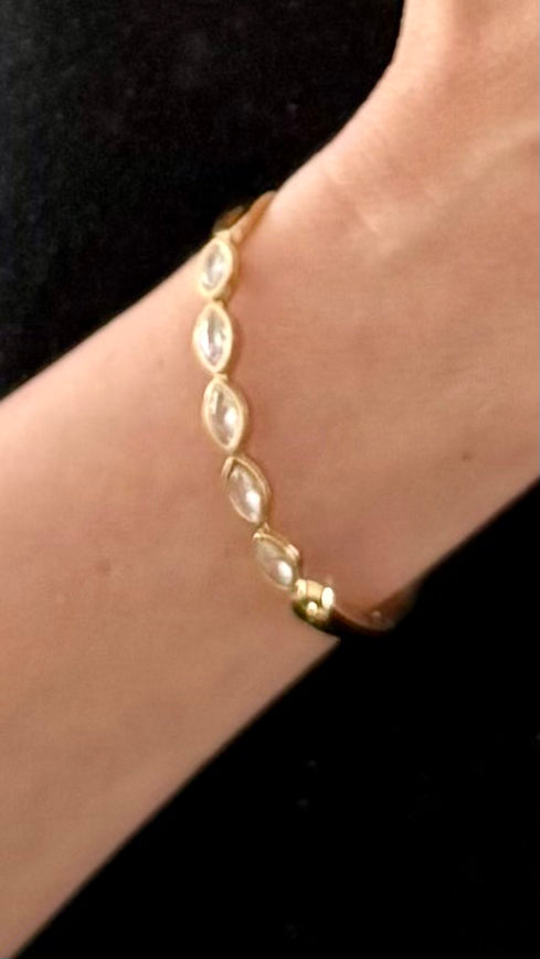 Brazalete Dorado con Cristales en Corte Marquesa