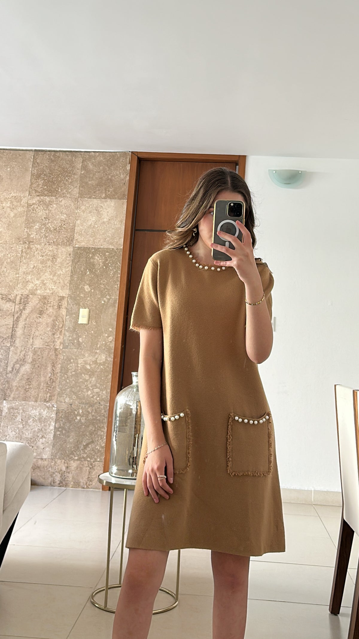 Vestido Camel Corto con Perlas y Deshilado para mujer