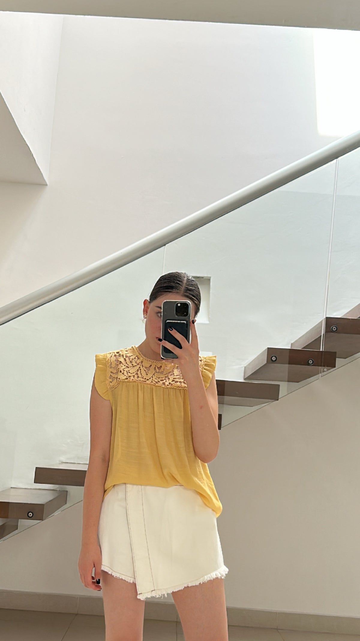 Blusa mostaza con pechera de encaje para mujer