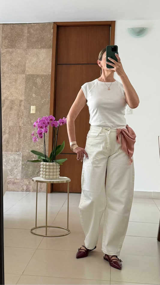 Pantalón de mezclilla beige corte barril para mujer