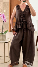 Cargar imagen en el visor de la galería, Blusa Chocolate con Olan
