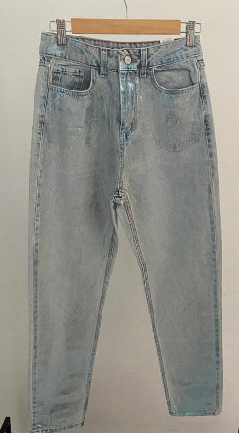 Jeans rectos azul claro con brillo, vista de detalle